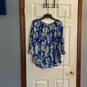 NWT-Hanger55-M-blue& white floral print-stretchy 3/4 sleeve top/blouse.